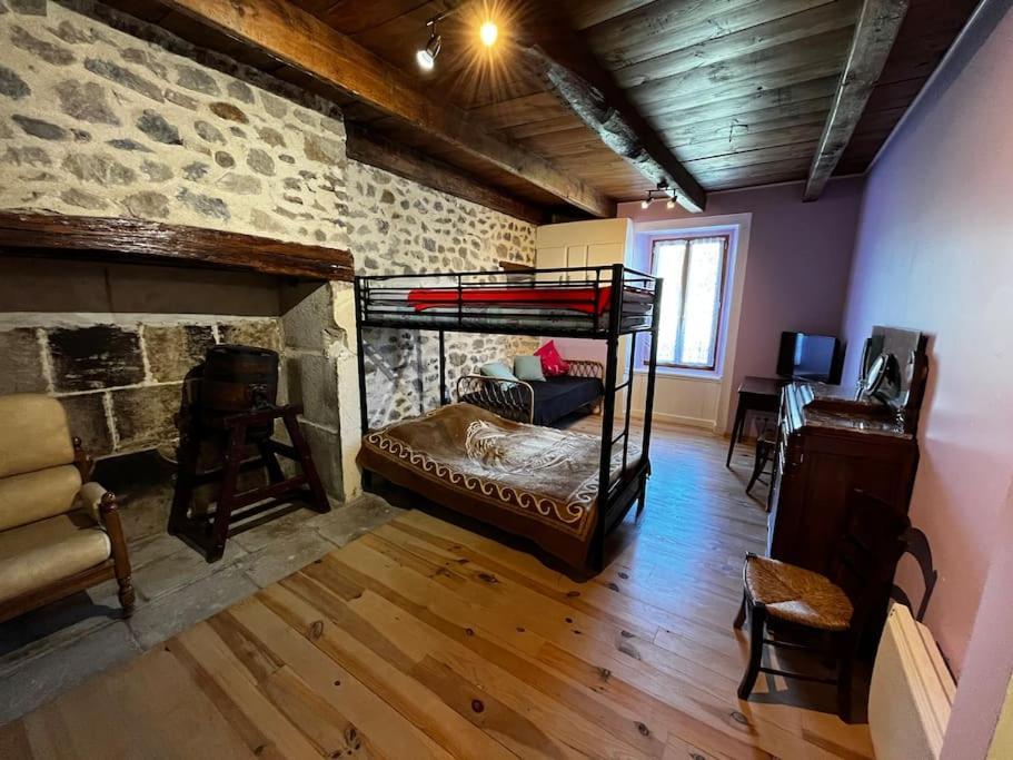 Gite A La Ferme Au Coeur De L'Auvergne Saint-Hippolyte  Buitenkant foto