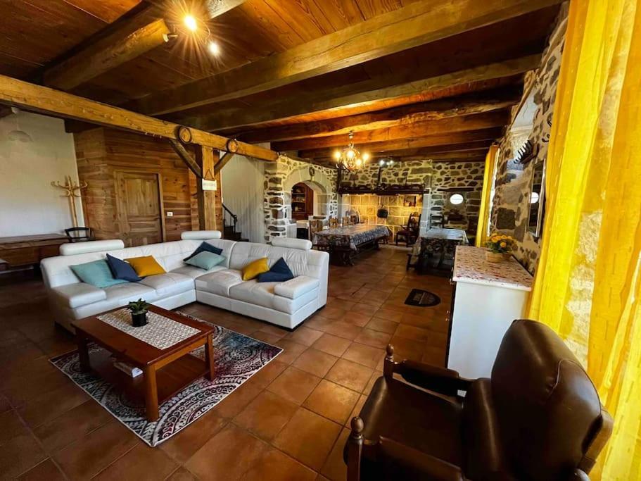Gite A La Ferme Au Coeur De L'Auvergne Saint-Hippolyte  Buitenkant foto