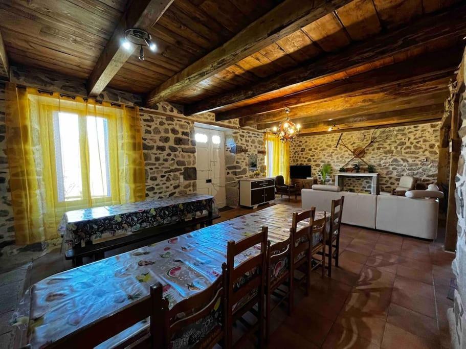 Gite A La Ferme Au Coeur De L'Auvergne Saint-Hippolyte  Buitenkant foto