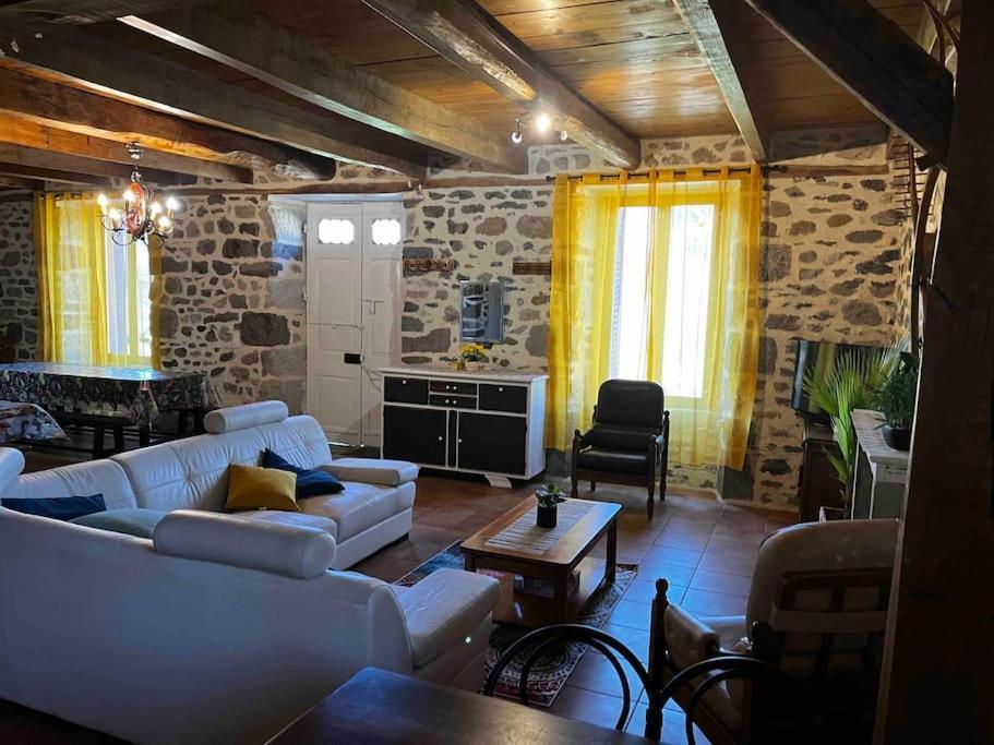 Gite A La Ferme Au Coeur De L'Auvergne Saint-Hippolyte  Buitenkant foto