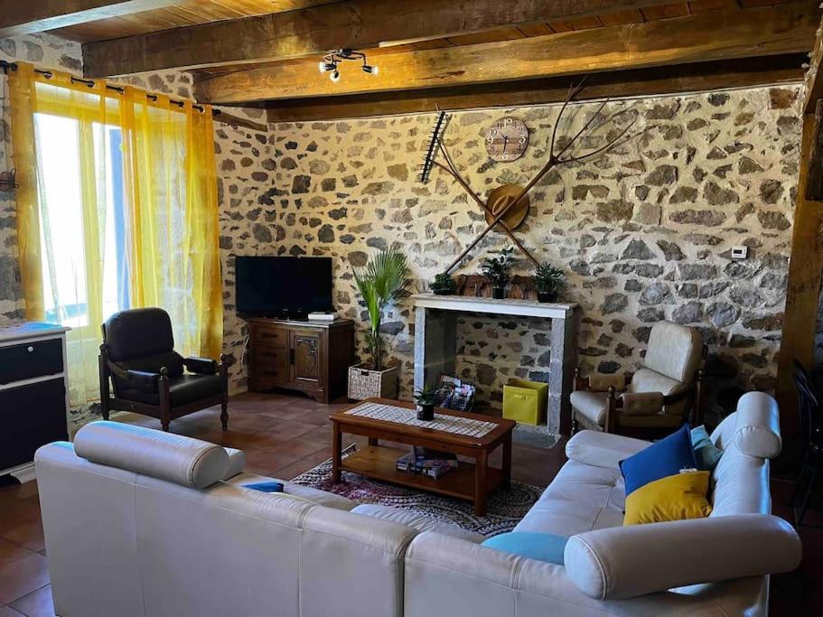 Gite A La Ferme Au Coeur De L'Auvergne Saint-Hippolyte  Buitenkant foto