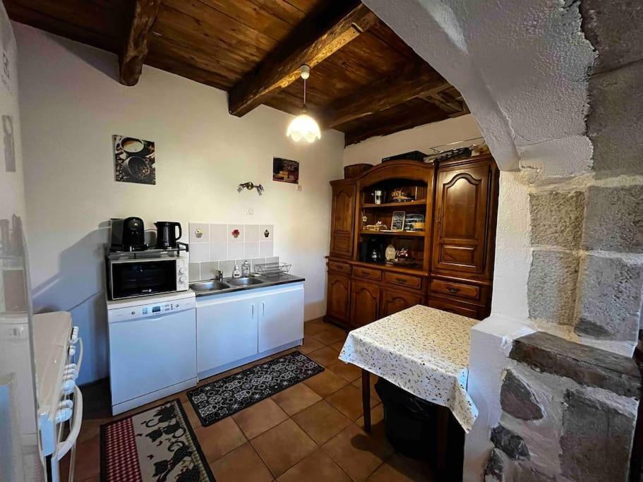Gite A La Ferme Au Coeur De L'Auvergne Saint-Hippolyte  Buitenkant foto