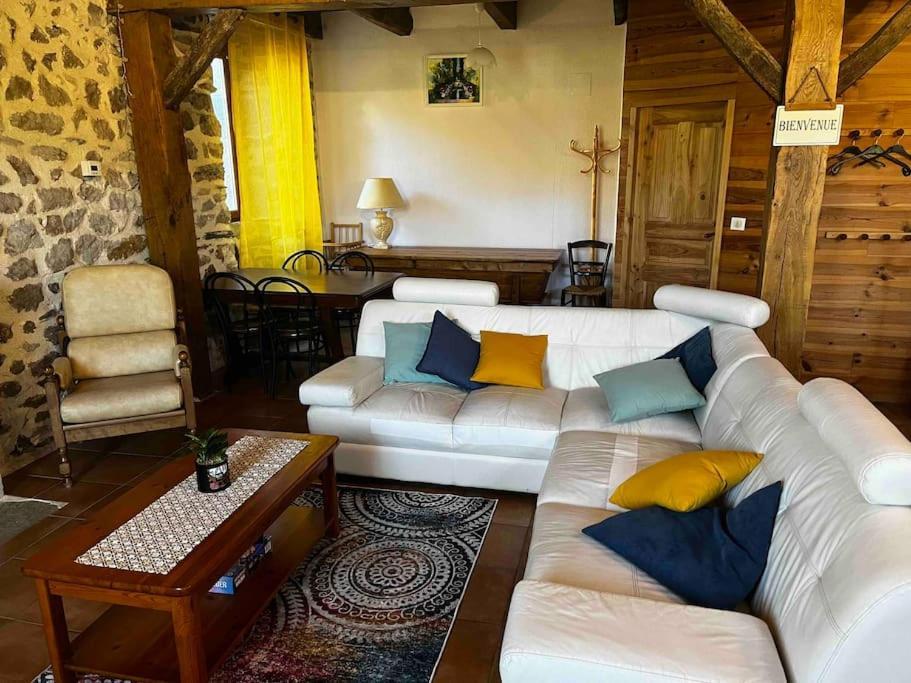 Gite A La Ferme Au Coeur De L'Auvergne Saint-Hippolyte  Buitenkant foto