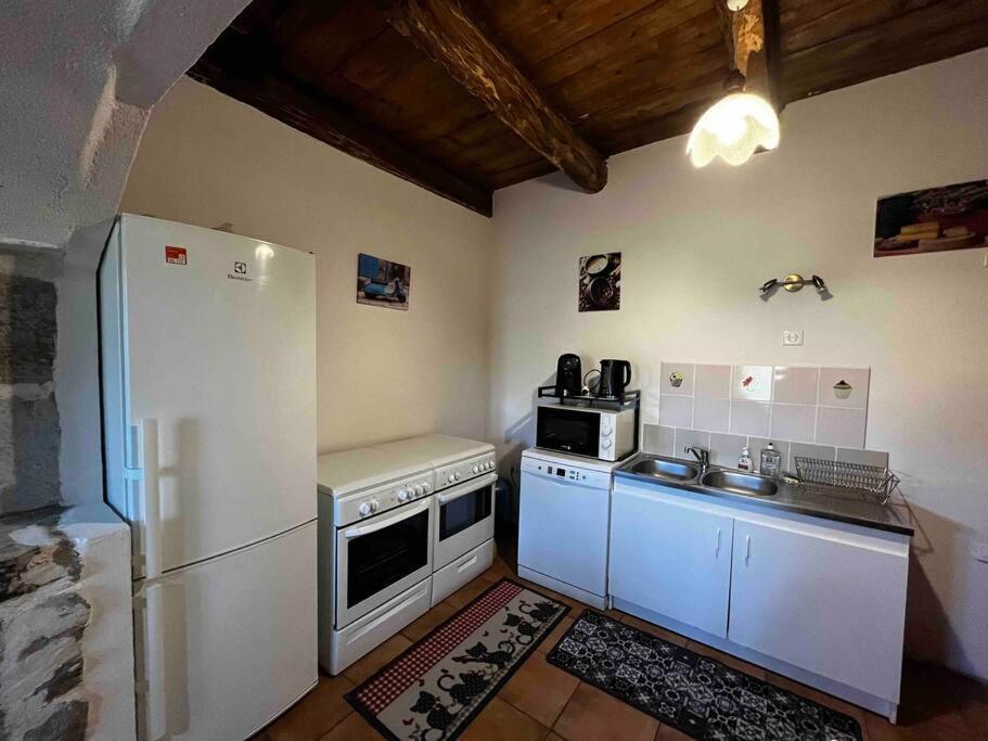 Gite A La Ferme Au Coeur De L'Auvergne Saint-Hippolyte  Buitenkant foto