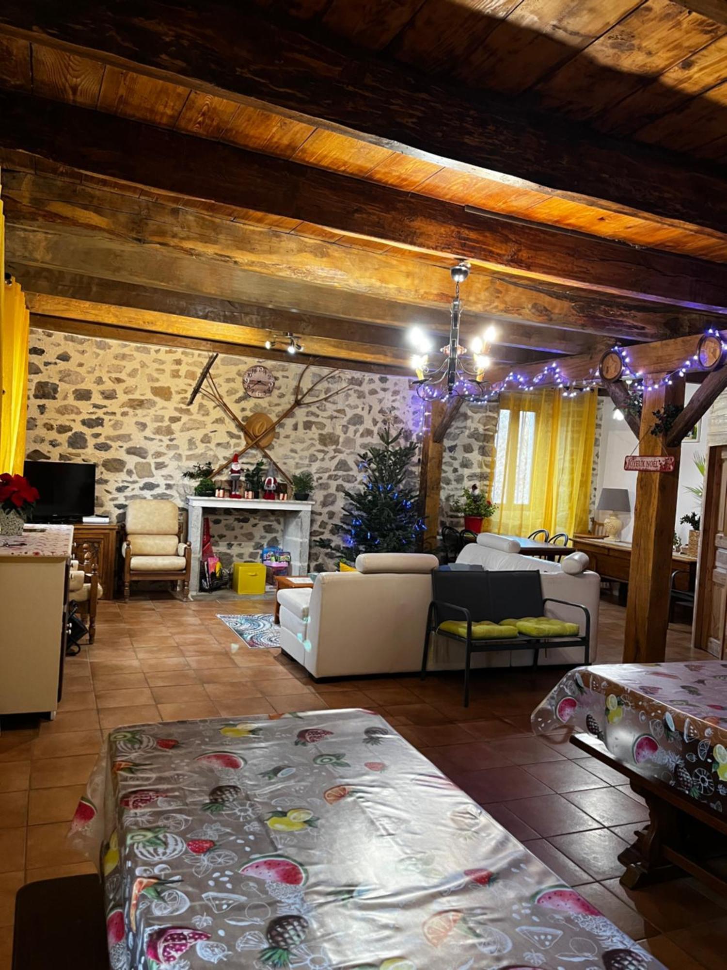 Gite A La Ferme Au Coeur De L'Auvergne Saint-Hippolyte  Buitenkant foto