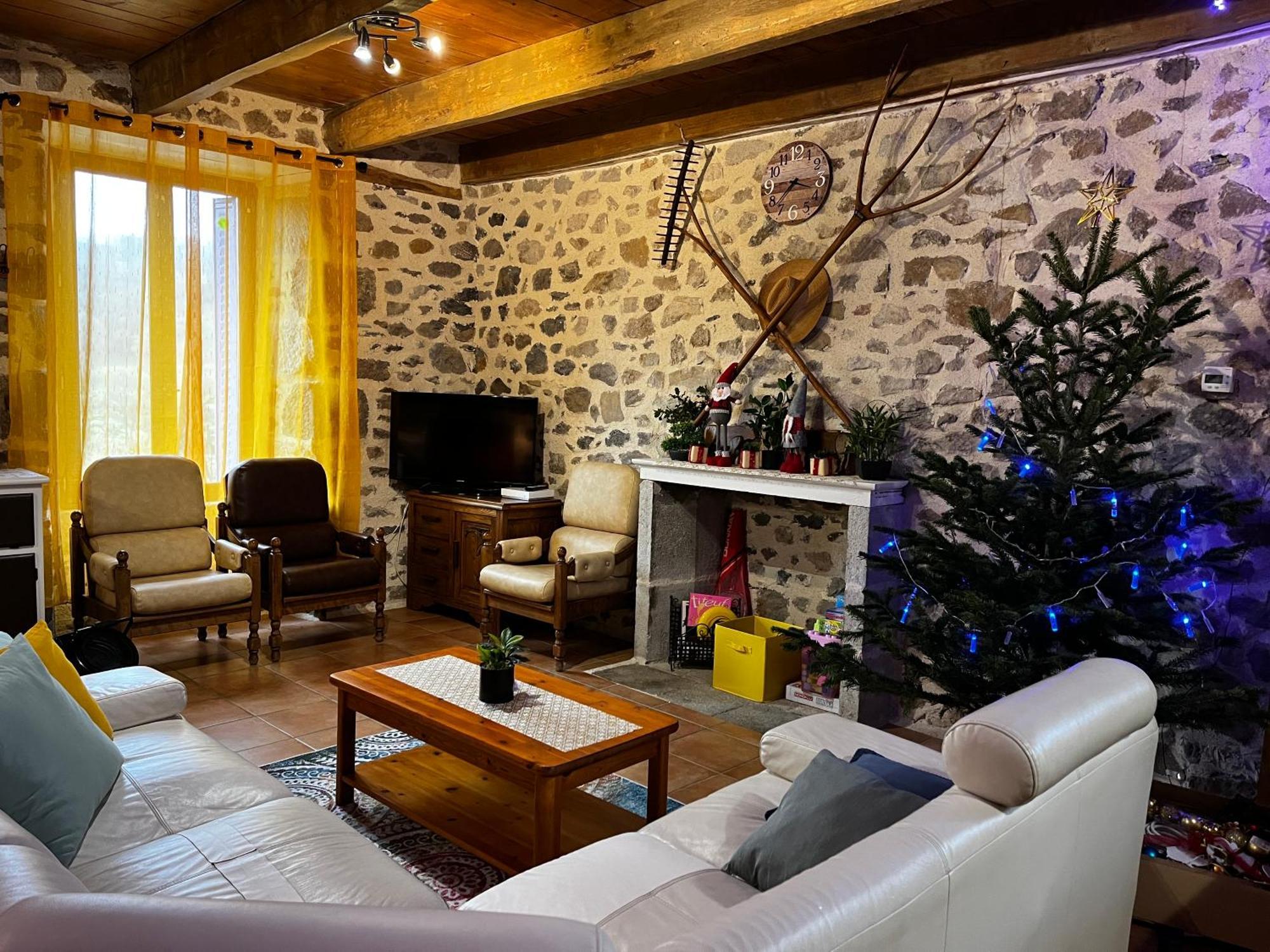 Gite A La Ferme Au Coeur De L'Auvergne Saint-Hippolyte  Buitenkant foto