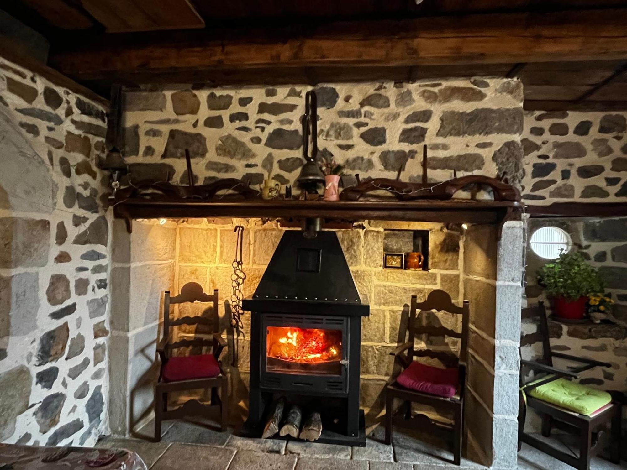 Gite A La Ferme Au Coeur De L'Auvergne Saint-Hippolyte  Buitenkant foto